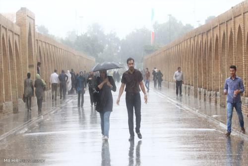 اصفهان بارانی می شود