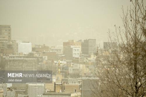 جولان ریزگردها در آسمان اصفهان