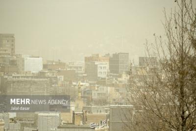 جولان ریزگردها در آسمان اصفهان