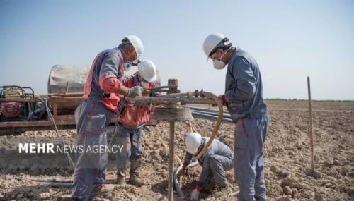 استخراج طلای سیاه در کویر