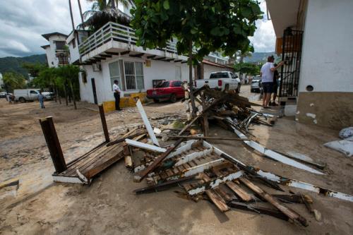 توفان روزلین در مکزیک قربانی گرفت