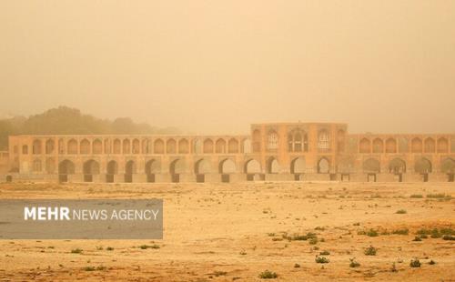 کانون های گردوغبار اصفهان بیشتر از ۳۶۸هزار تن ریزگرد تولید می کنند