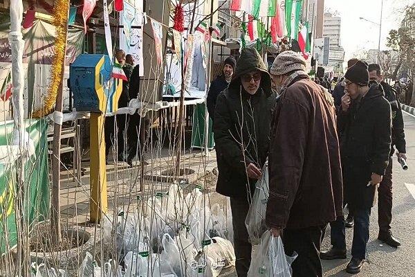 توزیع نهال مجانی در راه راهپیمایی ۲۲ بهمن